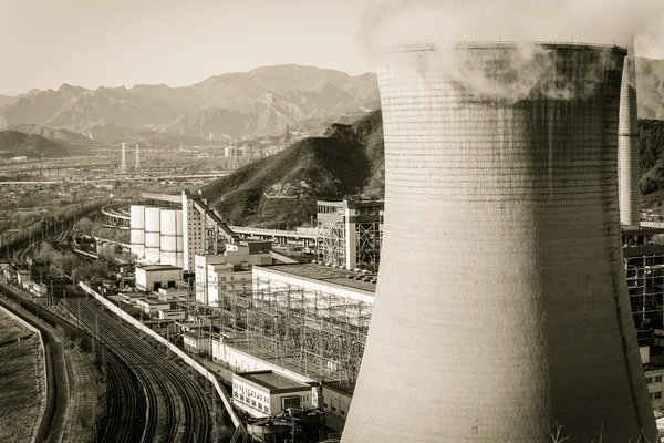 Torre di raffreddamento della fabbrica dell'industria pesante a Pechino — Foto Stock