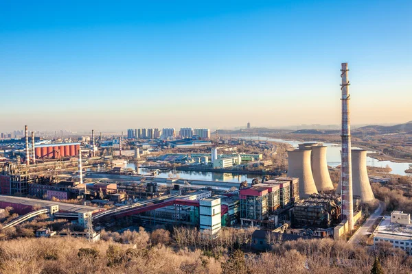 Cheminée d'usine de l'industrie lourde à Pékin — Photo
