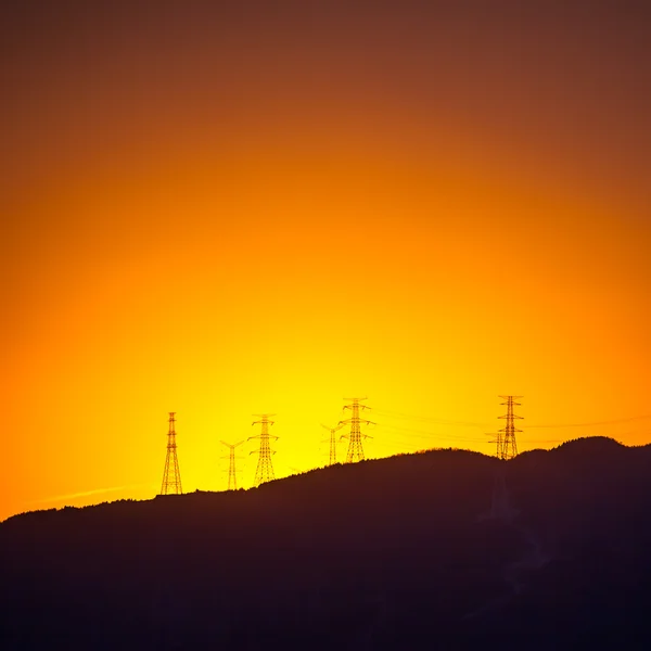 Elektrische toren op de heuvel — Stockfoto