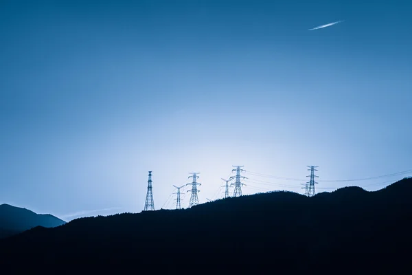 Torre elétrica na colina — Fotografia de Stock