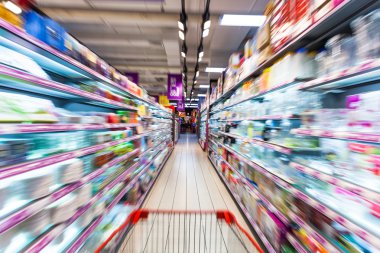 Genç kadın Hareket Bulanıklığı süpermarkette alışveriş