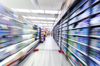 Genç kadın Hareket Bulanıklığı süpermarkette alışveriş