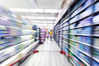 Genç kadın Hareket Bulanıklığı süpermarkette alışveriş