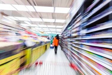 Genç kadın Hareket Bulanıklığı süpermarkette alışveriş