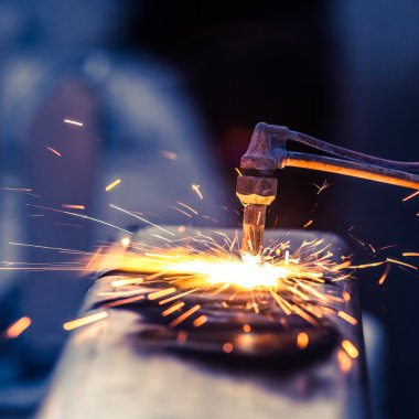işçi kesme metal meşale kullanarak boru çelik ve yol kenarında yüklemek