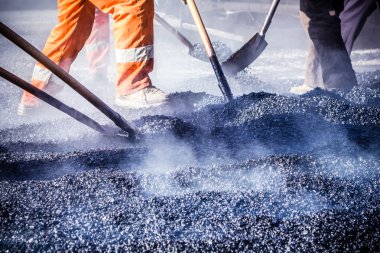 İşçiler asfalt yol yapı, kürek ile yapma
