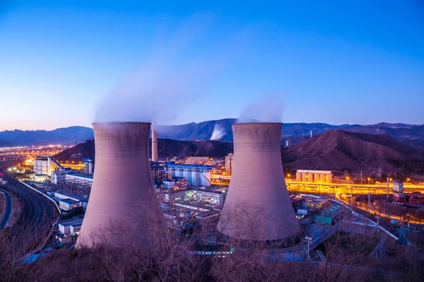 冷却塔的重工业工厂在北京 — 图库照片
