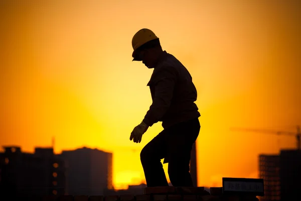 Silhouette eines Bauarbeiters — Stockfoto