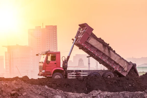 Zware wiel loader machine werkend bij zonsondergang — Stockfoto