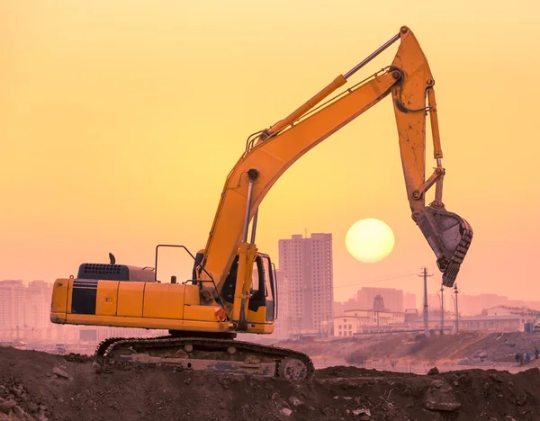 Heavy wheel excavator machine working at sunset — Stock Photo, Image