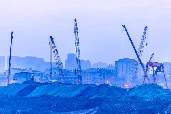 Máquina excavadora de ruedas pesadas trabajando al atardecer —  Fotos de Stock