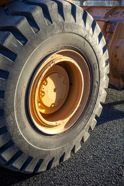 Close-up pneu escavadeira na estrada — Fotografia de Stock