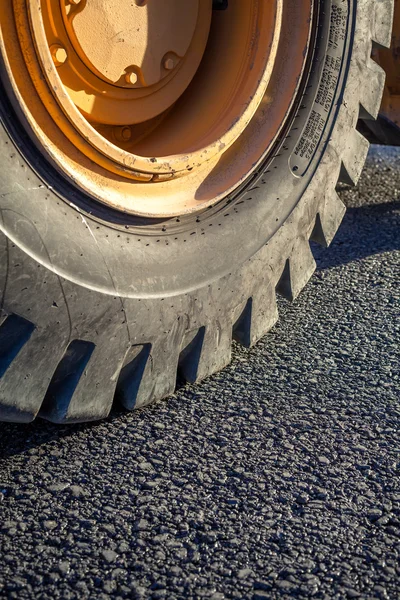 道路のクローズ アップ ショベル タイヤ — ストック写真