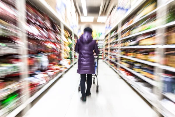 Młoda kobieta zakupy w supermarkecie — Zdjęcie stockowe