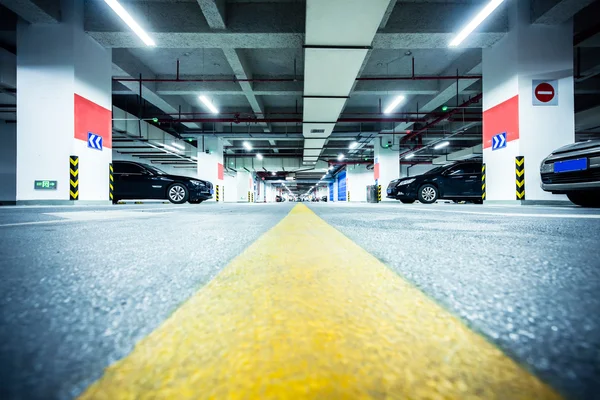 Ondergrondse parkeergarage — Stockfoto