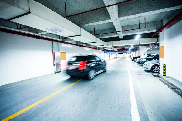 Ondergrondse parkeergarage — Stockfoto