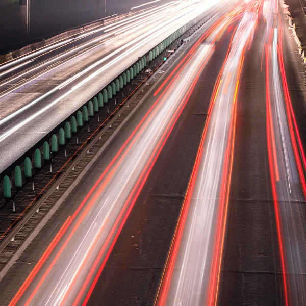 Hektisk natt trafikerar rörelseoskärpa — Stockfoto