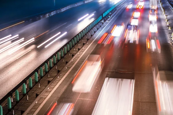 Hektisk natt trafikerar rörelseoskärpa — Stockfoto