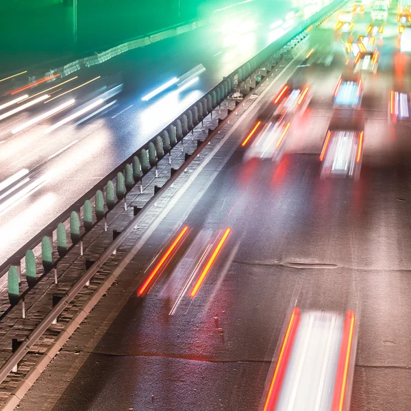 Regen Nachtverkehr Bewegungsunschärfe — Stockfoto