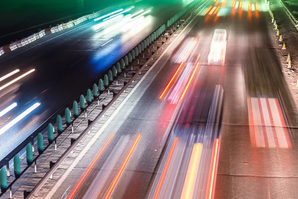 Borrão de movimento de tráfego de noite agitada — Fotografia de Stock