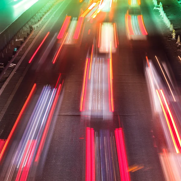 Drukke nacht verkeer bewegingsonscherpte — Stockfoto