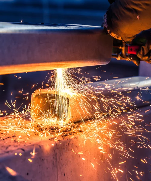 Werknemer snijden staal pijp met behulp van metalen zaklamp en installeren langs de weg — Stockfoto