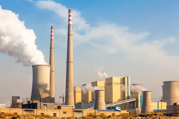 Chaminé da central eléctrica — Fotografia de Stock