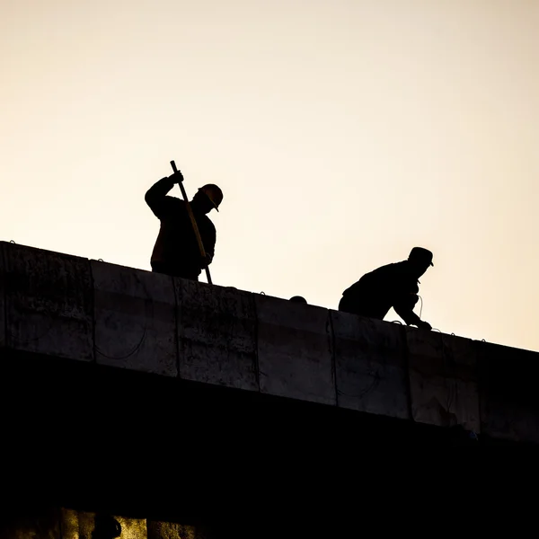Silueta de trabajadores de la construcción — Foto de Stock