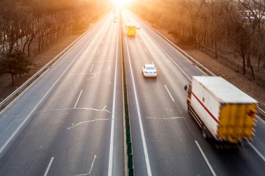 Arabalar hareket sokakta günbatımı sırasında bulanıklık.