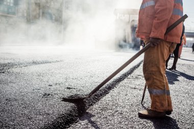 İşçiler asfalt yol yapı, kürek ile yapma