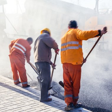 İşçiler asfalt yol yapı, kürek ile yapma