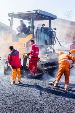 İşçiler asfalt yol yapı, kürek ile yapma