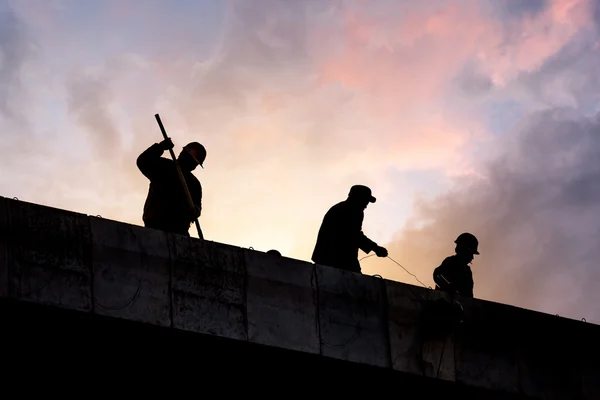 Silhouet van bouwvakker — Stockfoto