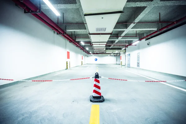 Ondergrondse parkeergarage — Stockfoto