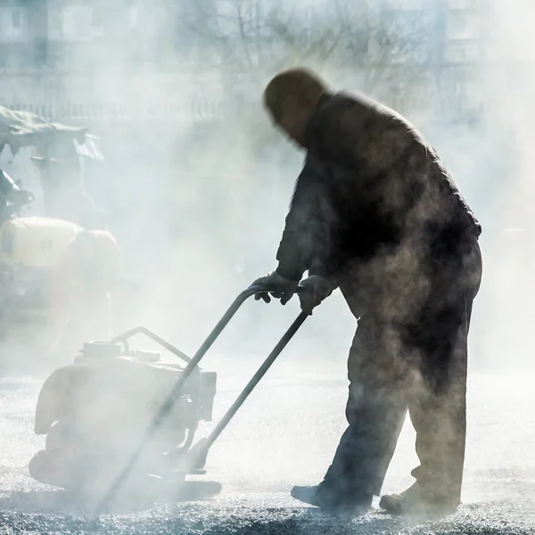 Pracowników co asfaltu z łopatami w budownictwa drogowego — Zdjęcie stockowe