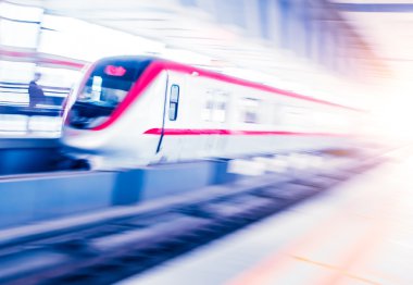 Metro istasyonunda tren hareket