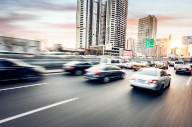 Gün batımında otoyolda giden araba, hareket bulanıklığı 