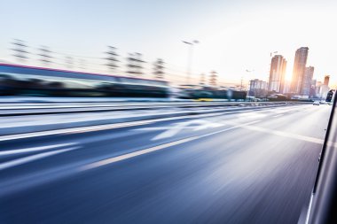 Gün batımında otoyolda giden araba, hareket bulanıklığı 