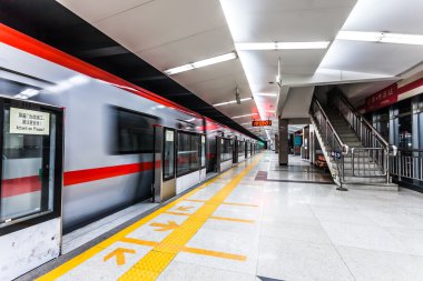 Metro istasyonunda tren hareket