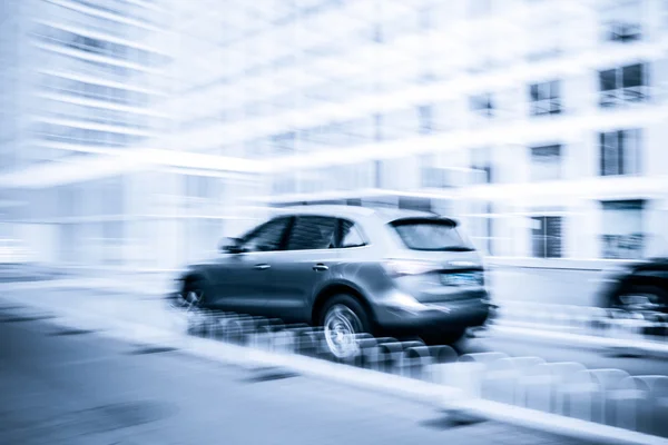 Auto rijden in het zakelijke district, bewegingsonscherpte — Stockfoto