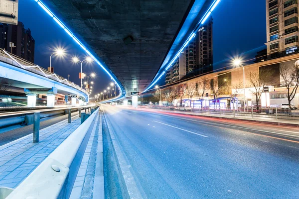 Lehké stopy na dopravních uzlů v noci — Stock fotografie