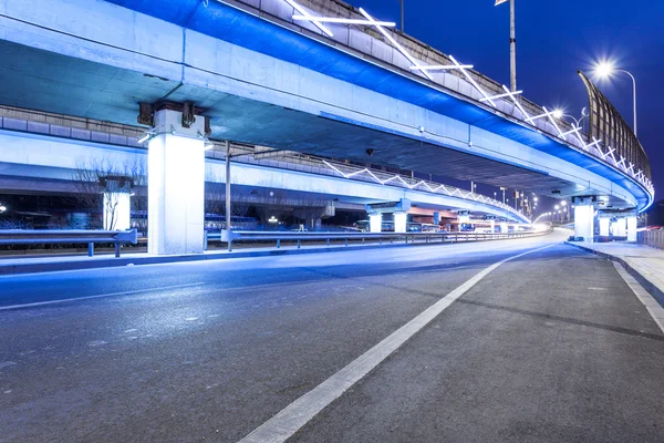 Lehké stopy na dopravních uzlů v noci — Stock fotografie