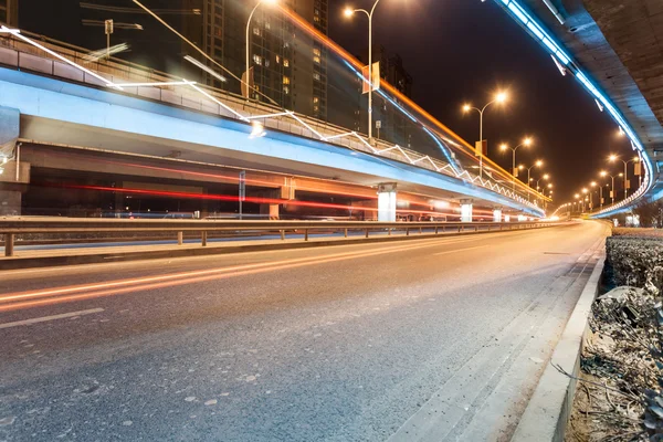 Traços de luz nas junções de trânsito à noite — Fotografia de Stock