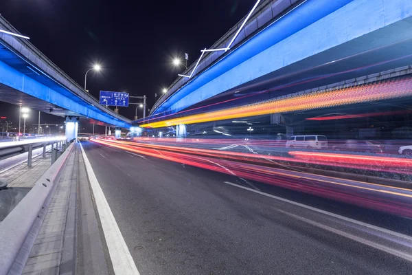 Huellas de luz en los cruces de tráfico por la noche — Foto de Stock