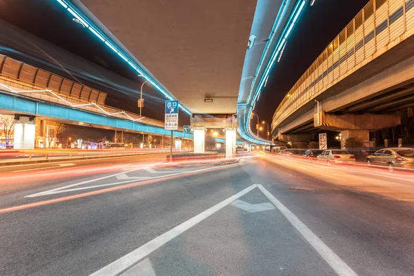 Huellas de luz en los cruces de tráfico por la noche — Foto de Stock