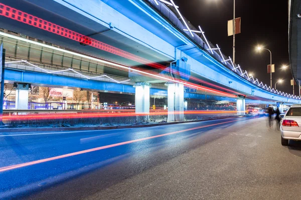 Lehké stopy na dopravních uzlů v noci — Stock fotografie