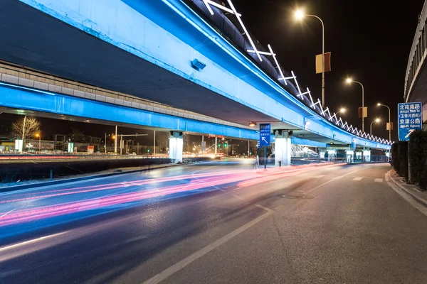 夜交通接合系における光の痕跡 — ストック写真