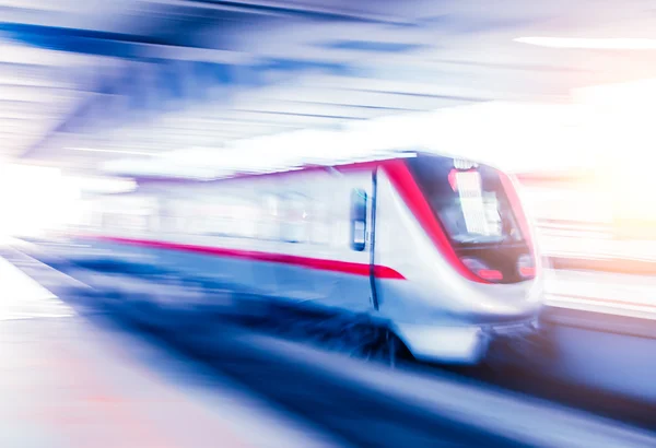 Bewegende trein in metrostation — Stockfoto