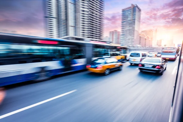 Coche conduciendo en la autopista al atardecer, desenfoque de movimiento — Foto de Stock