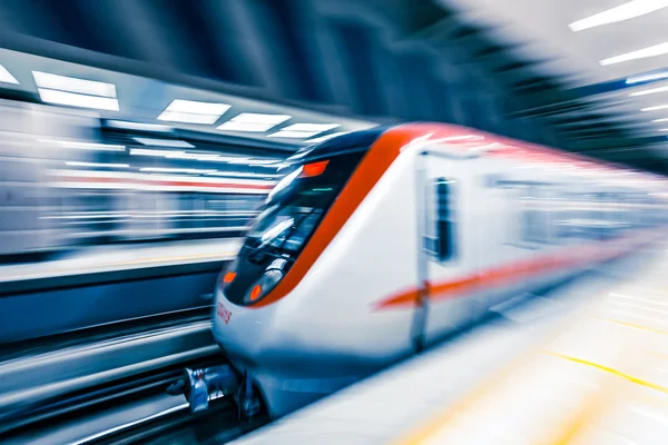 Trem em movimento na estação de metrô — Fotografia de Stock